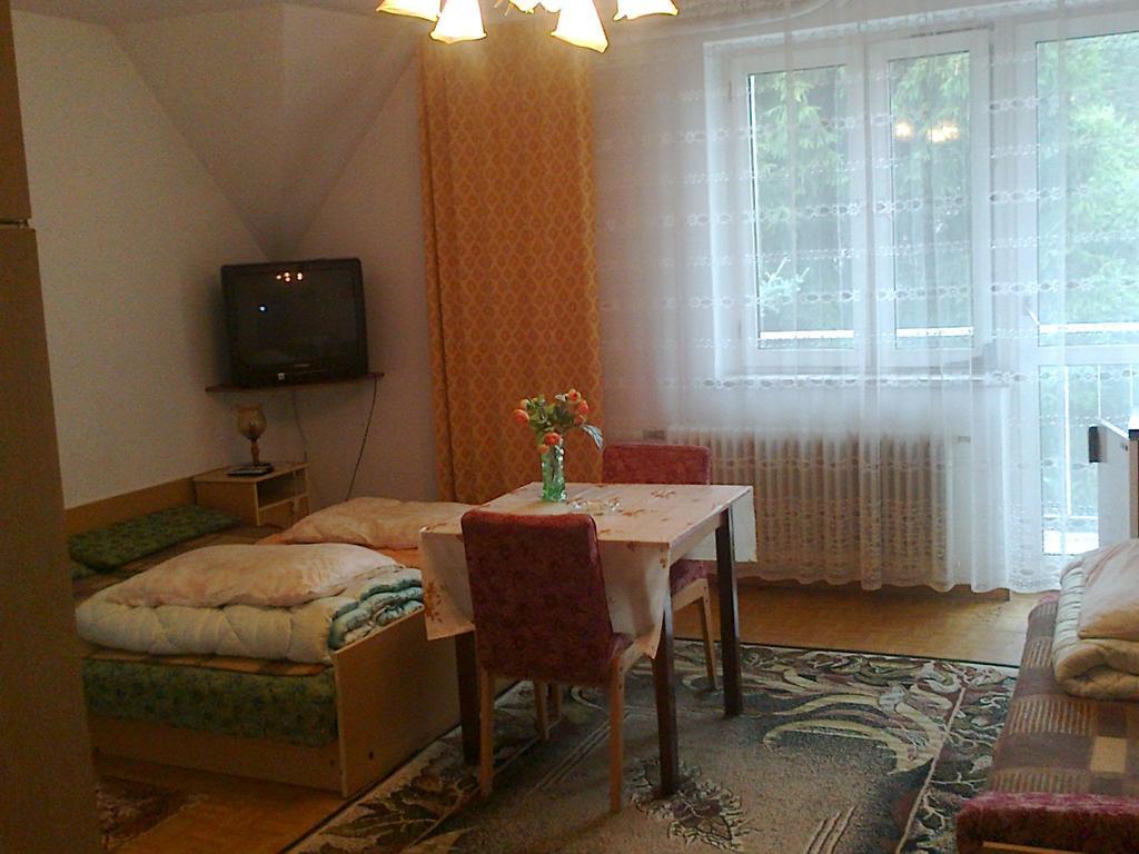 Maxim Pokoje Goscinne Iwonicz-Zdroj Exterior photo